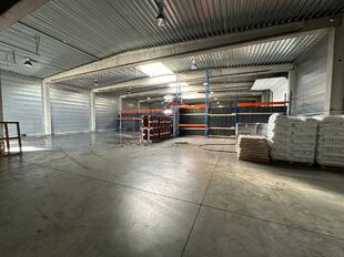 Het betreft de verkoop van een representatief bedrijfsgebouw op een perceel van ca. 8 559 m² in de industriezone "Pullaar 1" te Puurs. Dit gebouw geniet een strategische ligging dankzij de nabijheid van de A12 (Antwerpen - Brussel) op 2 km en de N16 (Mec
