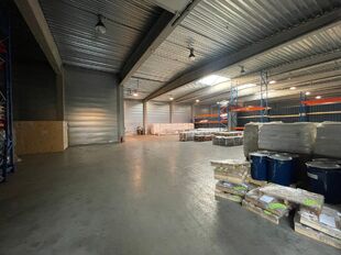 Het betreft de verkoop van een representatief bedrijfsgebouw op een perceel van ca. 8 559 m² in de industriezone "Pullaar 1" te Puurs. Dit gebouw geniet een strategische ligging dankzij de nabijheid van de A12 (Antwerpen - Brussel) op 2 km en de N16 (Mec