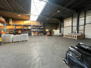 Het betreft de verkoop van een representatief bedrijfsgebouw op een perceel van ca. 8 559 m² in de industriezone "Pullaar 1" te Puurs. Dit gebouw geniet een strategische ligging dankzij de nabijheid van de A12 (Antwerpen - Brussel) op 2 km en de N16 (Mec
