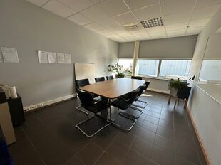 Het betreft de verkoop van een representatief bedrijfsgebouw op een perceel van ca. 8 559 m² in de industriezone "Pullaar 1" te Puurs. Dit gebouw geniet een strategische ligging dankzij de nabijheid van de A12 (Antwerpen - Brussel) op 2 km en de N16 (Mec