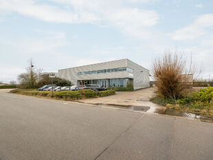 Het betreft de verkoop van een representatief bedrijfsgebouw op een perceel van ca. 8 559 m&sup2; in de industriezone "Pullaar 1" te Puurs. Dit gebouw geniet een strategische ligging dankzij de nabijheid van de A12 (Antwerpen - Brussel) op 2 km en de N16 (Mec