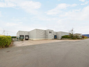 Het betreft de verkoop van een representatief bedrijfsgebouw op een perceel van ca. 8 559 m&sup2; in de industriezone "Pullaar 1" te Puurs. Dit gebouw geniet een strategische ligging dankzij de nabijheid van de A12 (Antwerpen - Brussel) op 2 km en de N16 (Mec