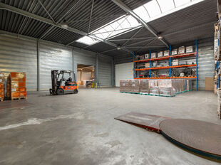 Het betreft de verkoop van een representatief bedrijfsgebouw op een perceel van ca. 8 559 m&sup2; in de industriezone "Pullaar 1" te Puurs. Dit gebouw geniet een strategische ligging dankzij de nabijheid van de A12 (Antwerpen - Brussel) op 2 km en de N16 (Mec