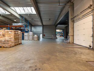 Het betreft de verkoop van een representatief bedrijfsgebouw op een perceel van ca. 8 559 m&sup2; in de industriezone "Pullaar 1" te Puurs. Dit gebouw geniet een strategische ligging dankzij de nabijheid van de A12 (Antwerpen - Brussel) op 2 km en de N16 (Mec