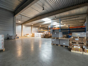 Het betreft de verkoop van een representatief bedrijfsgebouw op een perceel van ca. 8 559 m&sup2; in de industriezone "Pullaar 1" te Puurs. Dit gebouw geniet een strategische ligging dankzij de nabijheid van de A12 (Antwerpen - Brussel) op 2 km en de N16 (Mec