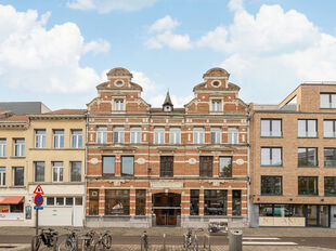 In het authentieke gebouw &lsquo;The Grain Embassy&rsquo; op het Eilandje komt deze uitzonderlijke commerci&euml;le ruimte beschikbaar. Dit karaktervolle pand biedt een unieke opportuniteit voor wie op zoek is naar een kantoorruimte of showroom te huur in Antwerpen m