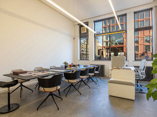 In het authentieke gebouw &lsquo;The Grain Embassy&rsquo; op het Eilandje komt deze uitzonderlijke commerci&euml;le ruimte beschikbaar. Dit karaktervolle pand biedt een unieke opportuniteit voor wie op zoek is naar een kantoorruimte of showroom te huur in Antwerpen m