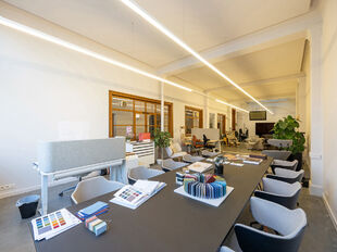 In het authentieke gebouw &lsquo;The Grain Embassy&rsquo; op het Eilandje komt deze uitzonderlijke commerci&euml;le ruimte beschikbaar. Dit karaktervolle pand biedt een unieke opportuniteit voor wie op zoek is naar een kantoorruimte of showroom te huur in Antwerpen m