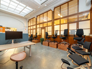 In het authentieke gebouw &lsquo;The Grain Embassy&rsquo; op het Eilandje komt deze uitzonderlijke commerci&euml;le ruimte beschikbaar. Dit karaktervolle pand biedt een unieke opportuniteit voor wie op zoek is naar een kantoorruimte of showroom te huur in Antwerpen m