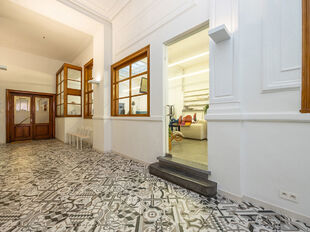 In het authentieke gebouw &lsquo;The Grain Embassy&rsquo; op het Eilandje komt deze uitzonderlijke commerci&euml;le ruimte beschikbaar. Dit karaktervolle pand biedt een unieke opportuniteit voor wie op zoek is naar een kantoorruimte of showroom te huur in Antwerpen m