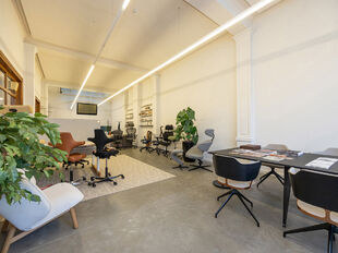 In het authentieke gebouw &lsquo;The Grain Embassy&rsquo; op het Eilandje komt deze uitzonderlijke commerci&euml;le ruimte beschikbaar. Dit karaktervolle pand biedt een unieke opportuniteit voor wie op zoek is naar een kantoorruimte of showroom te huur in Antwerpen m