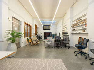 In het authentieke gebouw &lsquo;The Grain Embassy&rsquo; op het Eilandje komt deze uitzonderlijke commerci&euml;le ruimte beschikbaar. Dit karaktervolle pand biedt een unieke opportuniteit voor wie op zoek is naar een kantoorruimte of showroom te huur in Antwerpen m