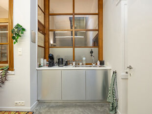 In het authentieke gebouw &lsquo;The Grain Embassy&rsquo; op het Eilandje komt deze uitzonderlijke commerci&euml;le ruimte beschikbaar. Dit karaktervolle pand biedt een unieke opportuniteit voor wie op zoek is naar een kantoorruimte of showroom te huur in Antwerpen m