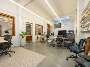 In het authentieke gebouw &lsquo;The Grain Embassy&rsquo; op het Eilandje komt deze uitzonderlijke commerci&euml;le ruimte beschikbaar. Dit karaktervolle pand biedt een unieke opportuniteit voor wie op zoek is naar een kantoorruimte of showroom te huur in Antwerpen m