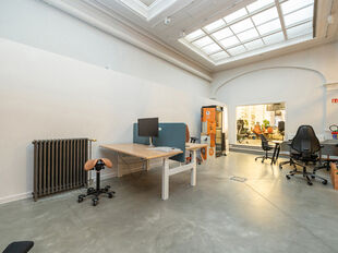 In het authentieke gebouw &lsquo;The Grain Embassy&rsquo; op het Eilandje komt deze uitzonderlijke commerci&euml;le ruimte beschikbaar. Dit karaktervolle pand biedt een unieke opportuniteit voor wie op zoek is naar een kantoorruimte of showroom te huur in Antwerpen m