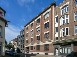 Deze instapklare kantoorruimte is gelegen aan de Oudesteenweg 33 te Antwerpen en heeft een totale oppervlakte van ca. 215 m&sup2;, verdeeld over twee niveaus (gelijkvloers en -1). Dankzij de functionele indeling en kwalitatieve afwerking is deze ruimte uiterm