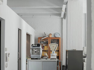 Deze instapklare kantoorruimte is gelegen aan de Oudesteenweg 33 te Antwerpen en heeft een totale oppervlakte van ca. 215 m&sup2;, verdeeld over twee niveaus (gelijkvloers en -1). Dankzij de functionele indeling en kwalitatieve afwerking is deze ruimte uiterm