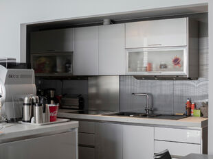 Deze instapklare kantoorruimte is gelegen aan de Oudesteenweg 33 te Antwerpen en heeft een totale oppervlakte van ca. 215 m&sup2;, verdeeld over twee niveaus (gelijkvloers en -1). Dankzij de functionele indeling en kwalitatieve afwerking is deze ruimte uiterm