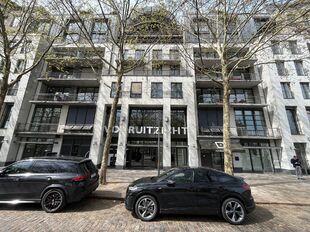 Deze kantoorruimte/showroomruimte van ca. 276 m&sup2; bevindt zich op een absolute toplocatie aan de Leopold De Waelplaats, in het hart van het bruisende Antwerpen Zuid. De gelijkvloerse unit is gelegen onder de kantoren van projectontwikkelaar Vooruitzicht e
