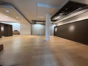 Deze kantoorruimte/showroomruimte van ca. 276 m&sup2; bevindt zich op een absolute toplocatie aan de Leopold De Waelplaats, in het hart van het bruisende Antwerpen Zuid. De gelijkvloerse unit is gelegen onder de kantoren van projectontwikkelaar Vooruitzicht e