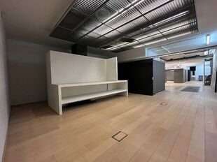 Deze kantoorruimte/showroomruimte van ca. 276 m&sup2; bevindt zich op een absolute toplocatie aan de Leopold De Waelplaats, in het hart van het bruisende Antwerpen Zuid. De gelijkvloerse unit is gelegen onder de kantoren van projectontwikkelaar Vooruitzicht e
