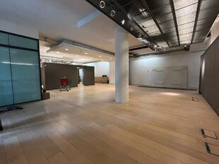 Deze kantoorruimte/showroomruimte van ca. 276 m&sup2; bevindt zich op een absolute toplocatie aan de Leopold De Waelplaats, in het hart van het bruisende Antwerpen Zuid. De gelijkvloerse unit is gelegen onder de kantoren van projectontwikkelaar Vooruitzicht e