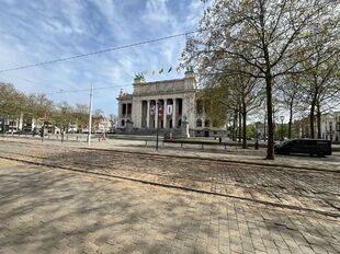 Deze kantoorruimte/showroomruimte van ca. 276 m&sup2; bevindt zich op een absolute toplocatie aan de Leopold De Waelplaats, in het hart van het bruisende Antwerpen Zuid. De gelijkvloerse unit is gelegen onder de kantoren van projectontwikkelaar Vooruitzicht e