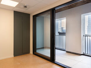 Het betreft de verhuur van een kantoorruimte op de 4de verdieping in een karaktervol gebouw gelegen op toplocatie Meir 113-115, 2000 Antwerpen. Het pand werd in 2019 erkend als bouwkundig erfgoed en werd recent herontwikkeld tot moderne kantoorruimtes waa