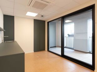 Het betreft de verhuur van een kantoorruimte op de 4de verdieping in een karaktervol gebouw gelegen op toplocatie Meir 113-115, 2000 Antwerpen. Het pand werd in 2019 erkend als bouwkundig erfgoed en werd recent herontwikkeld tot moderne kantoorruimtes waa