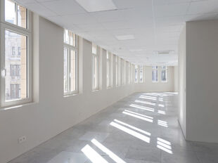 Het betreft de verhuur van een kantoorruimte op de 3de verdieping in een karaktervol gebouw gelegen op toplocatie Meir 113-115, 2000 Antwerpen. Het pand werd in 2019 erkend als bouwkundig erfgoed en werd recent herontwikkeld tot moderne kantoorruimtes waa