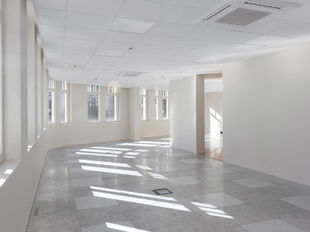 Het betreft de verhuur van een kantoorruimte op de 3de verdieping in een karaktervol gebouw gelegen op toplocatie Meir 113-115, 2000 Antwerpen. Het pand werd in 2019 erkend als bouwkundig erfgoed en werd recent herontwikkeld tot moderne kantoorruimtes waa