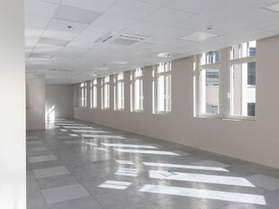 Het betreft de verhuur van een kantoorruimte op de 3de verdieping in een karaktervol gebouw gelegen op toplocatie Meir 113-115, 2000 Antwerpen. Het pand werd in 2019 erkend als bouwkundig erfgoed en werd recent herontwikkeld tot moderne kantoorruimtes waa