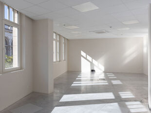 Het betreft de verhuur van een kantoorruimte op de 3de verdieping in een karaktervol gebouw gelegen op toplocatie Meir 113-115, 2000 Antwerpen. Het pand werd in 2019 erkend als bouwkundig erfgoed en werd recent herontwikkeld tot moderne kantoorruimtes waa