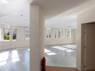 Het betreft de verhuur van een kantoorruimte op de 3de verdieping in een karaktervol gebouw gelegen op toplocatie Meir 113-115, 2000 Antwerpen. Het pand werd in 2019 erkend als bouwkundig erfgoed en werd recent herontwikkeld tot moderne kantoorruimtes waa