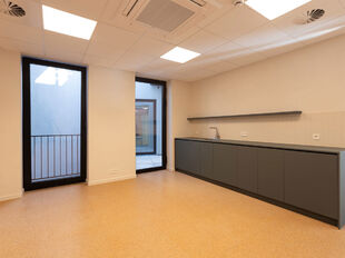 Het betreft de verhuur van een kantoorruimte op de 3de verdieping in een karaktervol gebouw gelegen op toplocatie Meir 113-115, 2000 Antwerpen. Het pand werd in 2019 erkend als bouwkundig erfgoed en werd recent herontwikkeld tot moderne kantoorruimtes waa