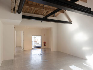 Het betreft de verhuur van een kantoorruimte op de 4de verdieping in een karaktervol gebouw gelegen op toplocatie Meir 113-115, 2000 Antwerpen. Het pand werd in 2019 erkend als bouwkundig erfgoed en werd recent herontwikkeld tot moderne kantoorruimtes waa