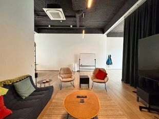 Het betreft een gelijkvloerse kantoorruimte gelegen op het Eilandje te Antwerpen.
Het kantoor heeft een oppervlakte van ca. 120 m² en is modern afgewerkt.
Dankzij de grote raampartije, hoge plafonds en open landscape inrichting geniet men van een aang