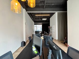 Het betreft een gelijkvloerse kantoorruimte gelegen op het Eilandje te Antwerpen.
Het kantoor heeft een oppervlakte van ca. 120 m² en is modern afgewerkt.
Dankzij de grote raampartije, hoge plafonds en open landscape inrichting geniet men van een aang