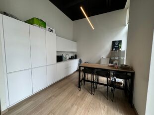 Het betreft een gelijkvloerse kantoorruimte gelegen op het Eilandje te Antwerpen.
Het kantoor heeft een oppervlakte van ca. 120 m² en is modern afgewerkt.
Dankzij de grote raampartije, hoge plafonds en open landscape inrichting geniet men van een aang