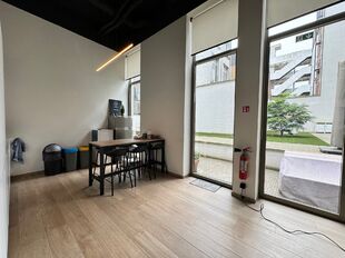 Het betreft een gelijkvloerse kantoorruimte gelegen op het Eilandje te Antwerpen.
Het kantoor heeft een oppervlakte van ca. 120 m² en is modern afgewerkt.
Dankzij de grote raampartije, hoge plafonds en open landscape inrichting geniet men van een aang