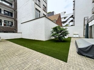 Het betreft een gelijkvloerse kantoorruimte gelegen op het Eilandje te Antwerpen.
Het kantoor heeft een oppervlakte van ca. 120 m² en is modern afgewerkt.
Dankzij de grote raampartije, hoge plafonds en open landscape inrichting geniet men van een aang