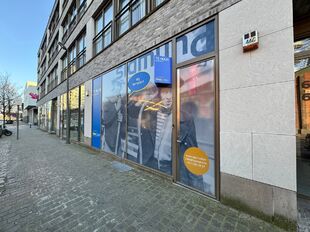 Het betreft een gelijkvloerse kantoorruimte gelegen op het Eilandje te Antwerpen.
Het kantoor heeft een oppervlakte van ca. 120 m² en is modern afgewerkt.
Dankzij de grote raampartije, hoge plafonds en open landscape inrichting geniet men van een aang