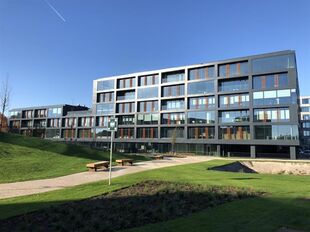 Aan de Posthofbrug in Antwerpen, op een zichtlocatie vlak naast de Antwerpse Ring, bevindt zich een moderne en representatieve kantorensite met een uitstekende bereikbaarheid. Binnen dit project wordt de gelijkvloerse verdieping van ca. 1.014 m&sup2; aangebod