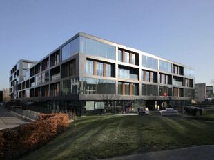 Aan de Posthofbrug in Antwerpen, op een zichtlocatie vlak naast de Antwerpse Ring, bevindt zich een moderne en representatieve kantorensite met een uitstekende bereikbaarheid. Binnen dit project wordt de gelijkvloerse verdieping van ca. 1.014 m&sup2; aangebod