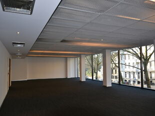 Instapklare kantoorruimte op een uitstekende en strategische ligging, ideaal voor organisaties die comfort en bereikbaarheid centraal stellen.
De kantoorruimte van 364 m², gelegen op de 1ste verdieping, beschikt over een heldere en goed indeelbare werkz
