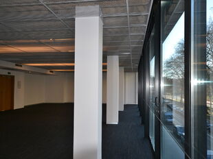 Instapklare kantoorruimte op een uitstekende en strategische ligging, ideaal voor organisaties die comfort en bereikbaarheid centraal stellen.
De kantoorruimte van 364 m², gelegen op de 1ste verdieping, beschikt over een heldere en goed indeelbare werkz