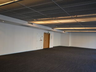 Instapklare kantoorruimte op een uitstekende en strategische ligging, ideaal voor organisaties die comfort en bereikbaarheid centraal stellen.
De kantoorruimte van 364 m², gelegen op de 1ste verdieping, beschikt over een heldere en goed indeelbare werkz