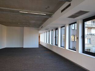 Instapklare kantoorruimte op een uitstekende en strategische ligging, ideaal voor organisaties die comfort en bereikbaarheid centraal stellen.
De kantoorruimte van 364 m², gelegen op de 1ste verdieping, beschikt over een heldere en goed indeelbare werkz
