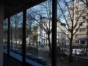 Instapklare kantoorruimte op een uitstekende en strategische ligging, ideaal voor organisaties die comfort en bereikbaarheid centraal stellen.
De kantoorruimte van 364 m², gelegen op de 1ste verdieping, beschikt over een heldere en goed indeelbare werkz