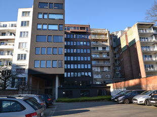 Instapklare kantoorruimte op een uitstekende en strategische ligging, ideaal voor organisaties die comfort en bereikbaarheid centraal stellen.
De kantoorruimte van 364 m², gelegen op de 1ste verdieping, beschikt over een heldere en goed indeelbare werkz